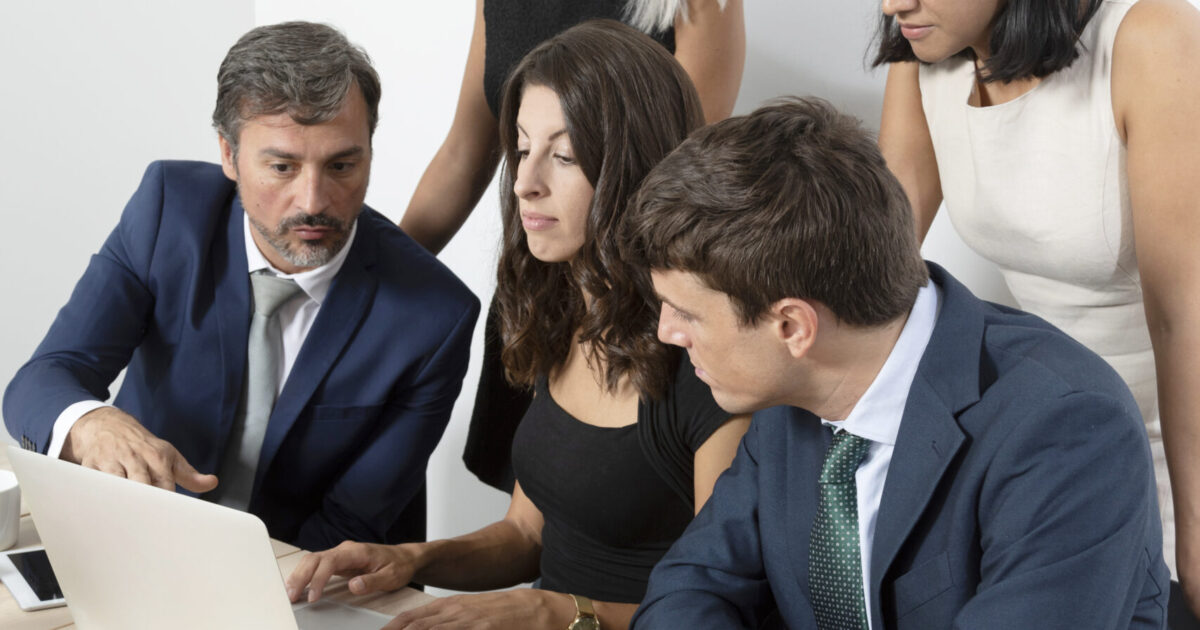 Professional employees collaborating medium shot – MAPS Laboratorio Cocreativo