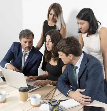 Professional employees collaborating medium shot – MAPS Laboratorio Cocreativo